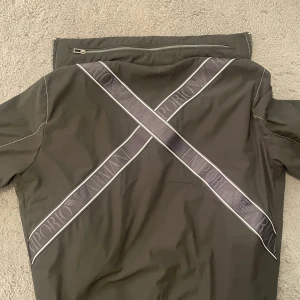 Ny Emporio Armani jacka  - Jätte fin Armani jacka för herr storlek 48/M. Endast använd 1 gång. 