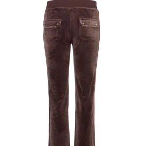 Brunt juicy sätt - Säljer detta jätte snygga juicy couture sätt då jag hellre skulle vilja ha det i en annan färg. Endast använt upp till 2 gånger. Jag säljer hela sättet för 1500, men säljer även tröjan eller byxorna styck för 1000kr. köpte settet för ca 2500kr❤️