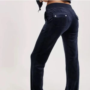 juciy counture  - Säljer ett par marin blåa juicy counture byxor! Använda ett fåtal gånger och är i väldigt bra skick ⭐️ skriv om du vill ha fler bilder🥰