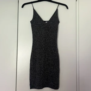 Glittrig klänninc - En glittrig klänning från hm som aldrig kommit till användning. Passar perfekt till festligare tillfällen eller till nyår. 
