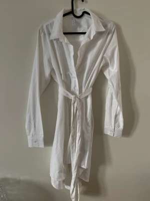 Vit skjortklänning  - Vit skjortklänning från New Yorker. 🤍 Knappt använd. Storlek M 🤎