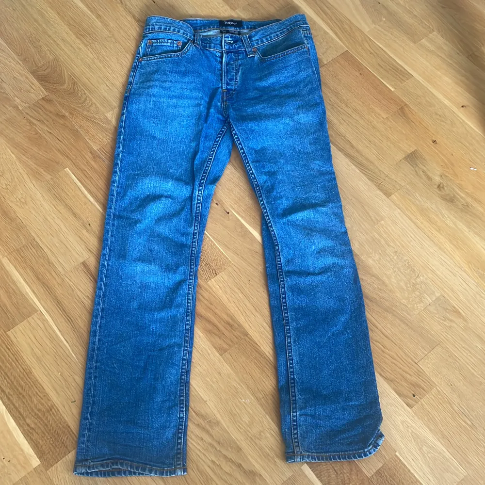 Straight jeans från märket Brixton, nästan helt oanvända. Jeans & Byxor.