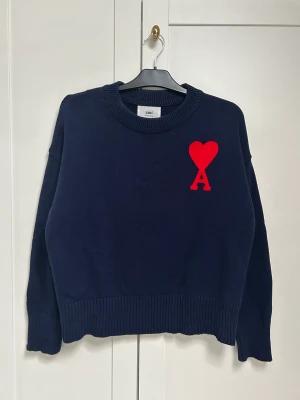 Ami Paris Tröja - Säljer min superfina stickade tröja från Ami Paris. Använt sparsamt, inga defekter alls alltså nyskick. Säljer pga att den inte kommer till användning.☺️Priset kan diskuteras. Skriv privat vid fler frågor eller bilder!!!😁