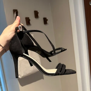 Klackskor - NELLY SHOES - Jättesnygga klackskor från Nelly, är  helt oanvänd! Den har en jättefin diamant detalj. Köptes ca förra året för 649kr men använder inte så säljer för 325kr. Priset kan diskuteras. 😇