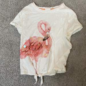 En vit t-shirt med en flamingo.💕