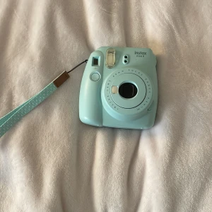 Kamera - Jätte gullig kamera som inte används, fult fungerande. Bilder kommer inte med utan måste köpas till. Skriv vid frågor💕