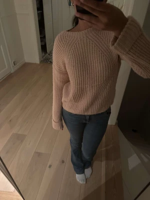 Stickad tröja  - Säljer denna sköna stickade tröja, då den inte längre används tyvärr. Tröjan har inga defekter. Betala gärna med köp nu!💕