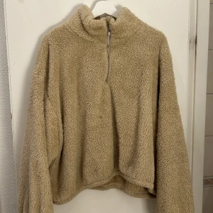 Teddy tröja - Nästan oanvänd teddy tröja från hm.  XL men liten i storleken.  Priset är ej hugget i sten