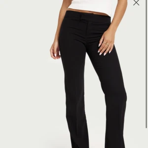 Lågmidjade kostymbyxor - Säljer dessa knappt använda kostymbyxor från Nelly i strl 34 då jag hade velat köpa 36 ist!