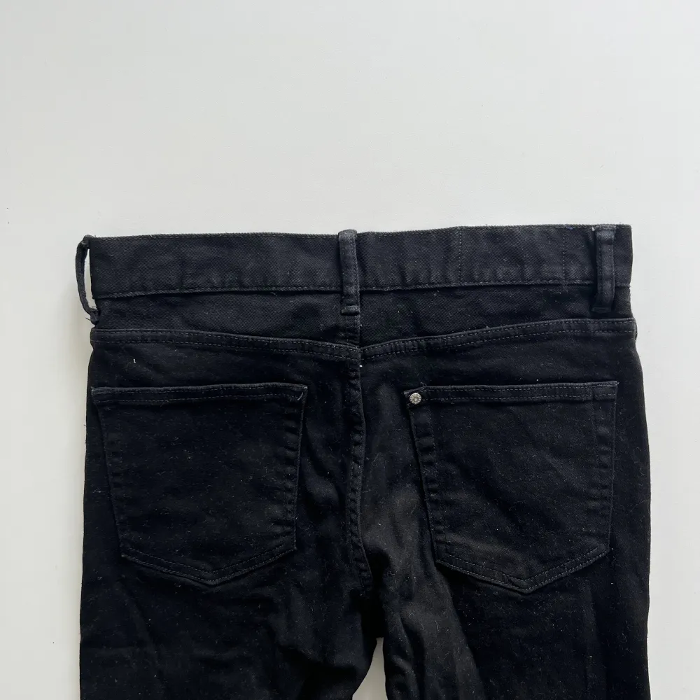Svarta jeans i modell slim, storlek 30x30. Inköpta på HM och aldrig använda, endast tvättade.  Nypris 449kr . Jeans & Byxor.