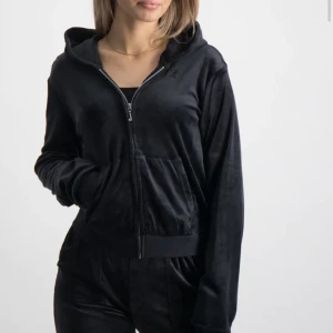 Juicy couture hoodie - Säljer min Juicy Couture hoddie då den aldrig används längre, nypris 850, skriv priv för fler bilder, barnstorlek men sitter som en Xs🌸❤️