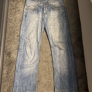 Levis 501 - Säljer ett par Levis 501 som är förkortade i längd så passar perfekt för någon som är runt 172. Dom är använt skick 8/10