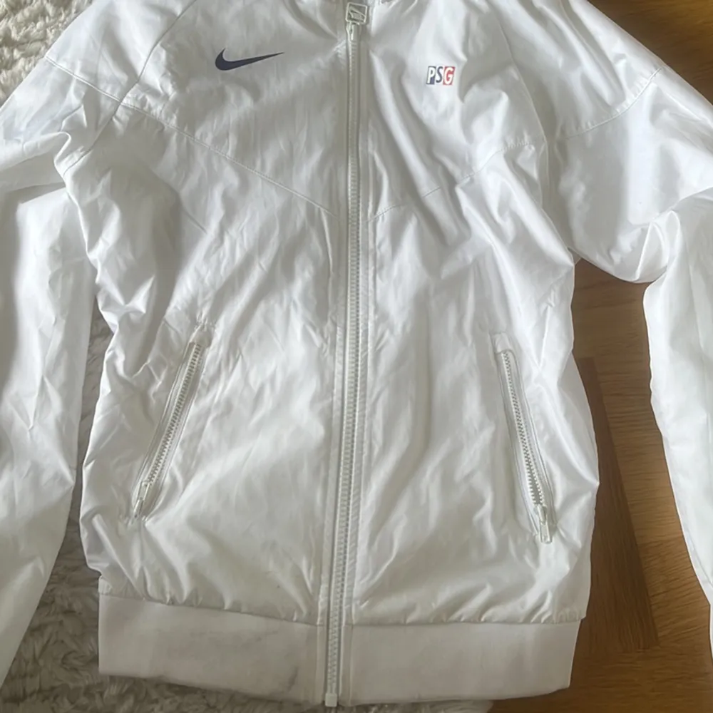 Säljer min Nike PSG vindjacka i storlek XS. Jackan är i gott skick dock så är den smutsig längst ärmarna och längst ner vid jackan (se bifogad bild). Jackor.