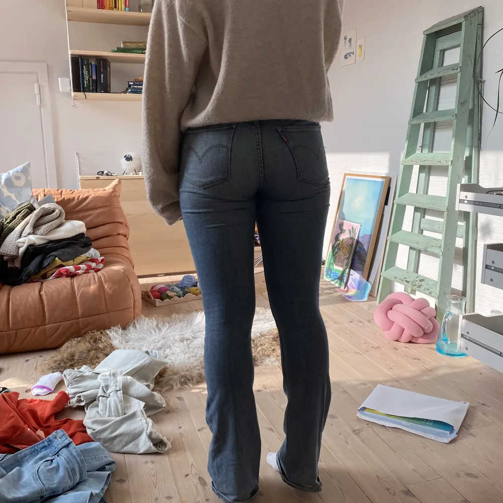 Sjukt snygga jeans köpta second hand! Är 165 och jeansen är lite långa!! Har ett hål litet hål på benet som är synligt i bild ett. Skriv vid frågor:). Jeans & Byxor.