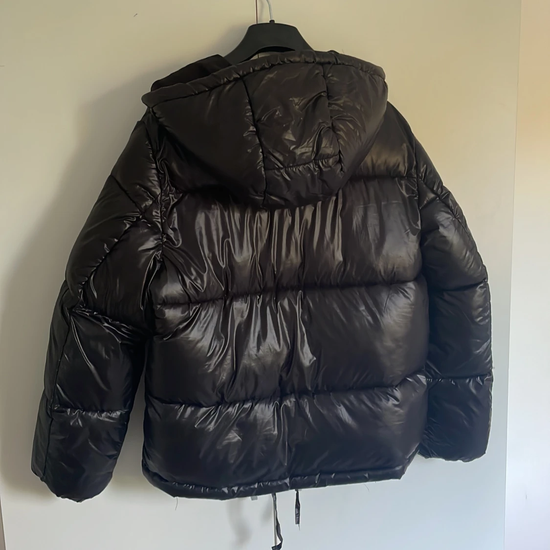 Svart glansig vinterjacka  - 90