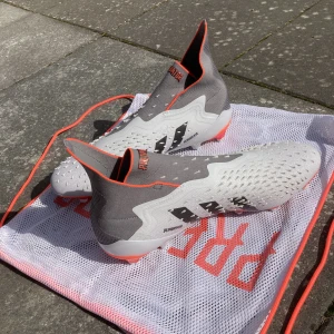 Nya Adidas fotbollskor (Predator Freak+AG) - Nya fotbollsskor, har inte använt de. Med originalförpackning och väska.