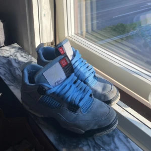Jordan 4 UNC - Säljer dessa då jag behöver pengar så skulle kunna släppa dom för rätt bra pris, finns ingen box men äkthetsbevis från goat finns. Dom är ganska använda men fortfarande i rätt bra skick. Kom privat för mer bilder eller andra bud.
