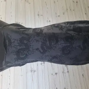 Svart klänning i mesh ifrån hm med svarta drakar i sammet över klänningen  använd 2 gångnger