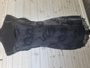 Meah klänning med sammets drakar - Svart klänning i mesh ifrån hm med svarta drakar i sammet över klänningen  använd 2 gångnger