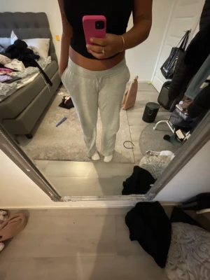 Bikbok mjukisar - Säljer dessa jätte populära lågmidjade bikbok mjukisarna då jag köpt dem i svart och inte har användning för den gråa längre orginal pris 399 !!frakt inkluderad!!