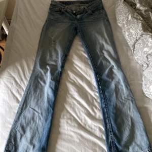 Jättesnygga lowwaist flare jeans, köpta här på Plick och hade dessa defekter sen innan (se bilder). Skriv för fler bilder💕