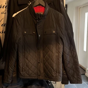 Barbour Triumph jacka M - Fin svart Barbour Triumph edition i stl M