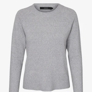 Stickad tröja - En stickad tröja från vero moda. Den kommer tyvärr aldrig till användning. Fin nu till hösten och funkar prefekt som basplagg.