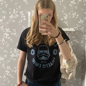 Star Wars T-Shirt - Svart T-shirt i bra skick. Skriv gärna om ni har frågor eller om ni vill ha fler bilder. Skriv innan om intresserade innan ni klickar på köp nu!