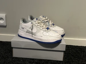 Nike air force blåa - Ett par fina skor sparsamt använda fint skick storlek 40 mitt pris 800 ny pris 1200 