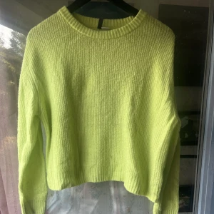 Stickad tröja  - Grön stickad tröja ifrån hm