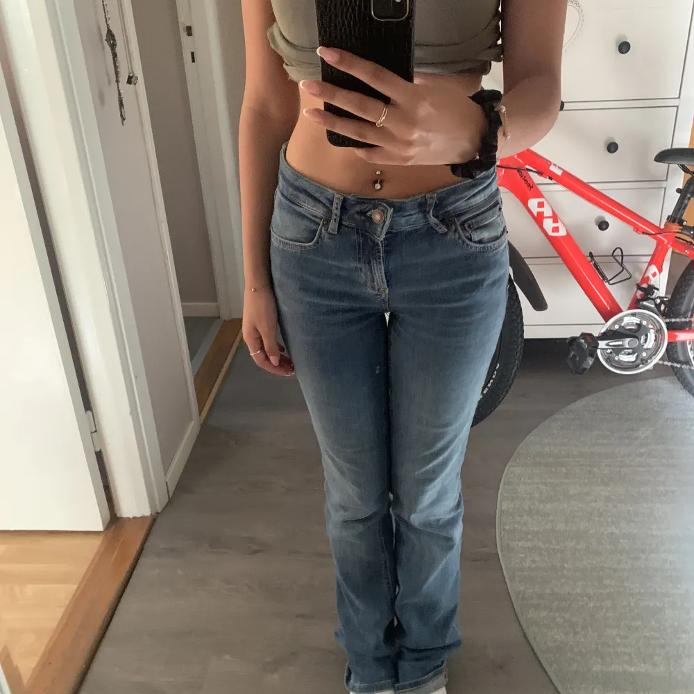 Zara low waist jeans storlek 34. Mörkblå inte så använda. Jeans & Byxor.