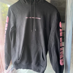 Hoodie - Hoodie från hm i storlek xs men passar även liten s. 