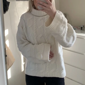 Stickad tröja från bikbok  - Jättefin och varm stickad tröja från bikbok. Helt oanvänd med prislapp kvar. Säljer den pågrund av att den aldrig kom till användning när jag köpte den. Lång krage som går att vika ner som man vill😊 Funkar även till S. Nypris 400kr