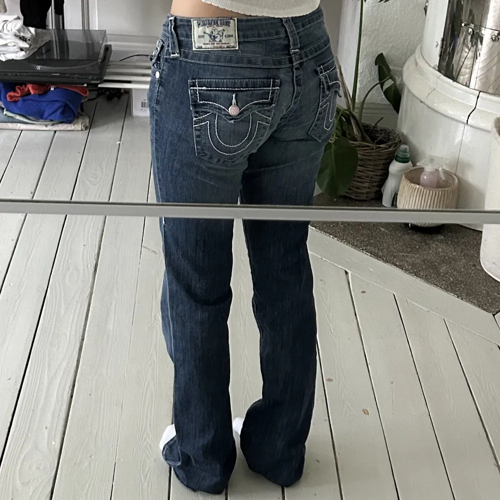 lågmidjade true religion jeans i storlek 27 💕 midjemått 37cm ( rakt över) innerbenslängd 85cm, säljer då de är för stora 🩷. Jeans & Byxor.