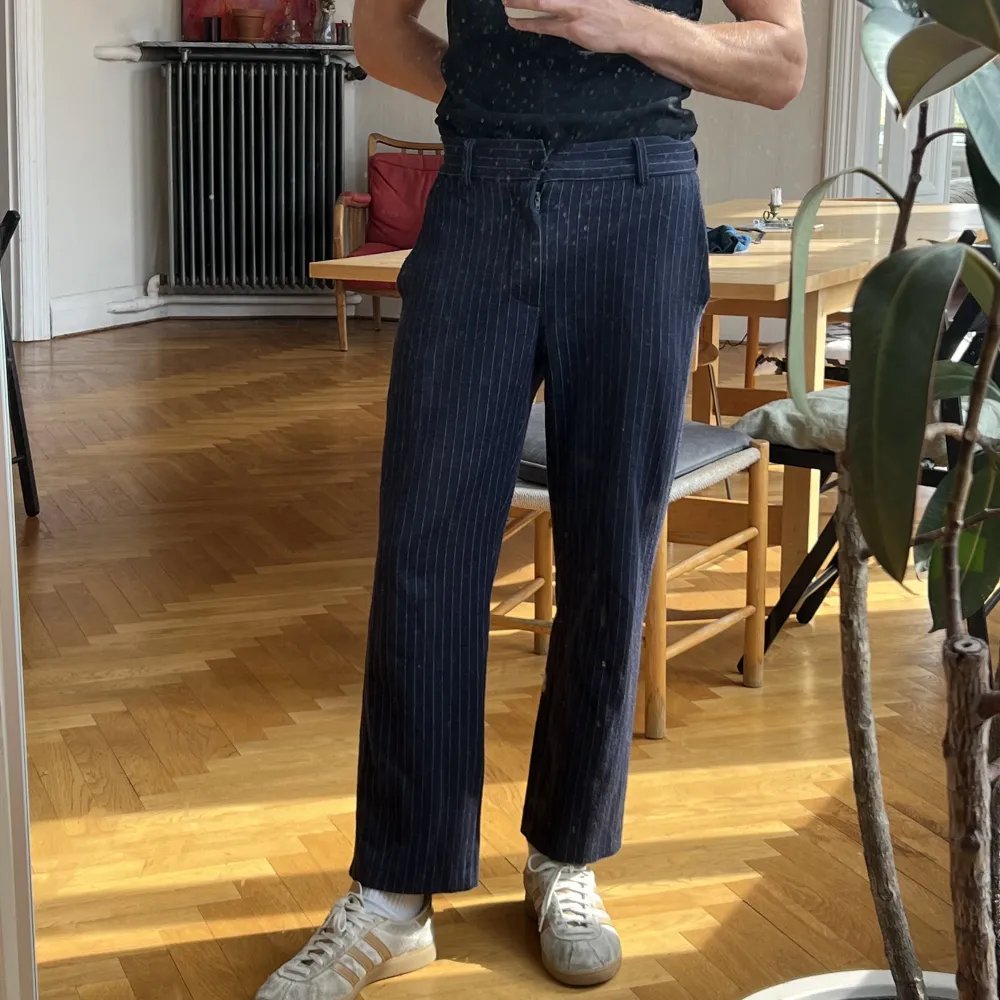 Byxor modell Mike, marinblå med pinstripes från Séfr. Härlig tjock ullblandning. Kort och rak fit. . Jeans & Byxor.