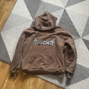 Seams hoodie - storlek: M Knappt använd. legat i garderoben ett tag därför den är skrynklig