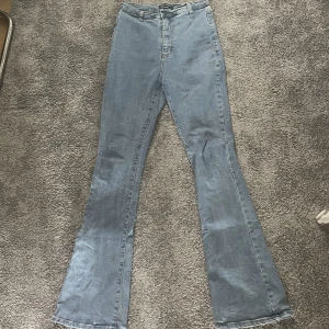 Ljusblå jeans - Fina ljusblåa jeans som man inte kan se att de är använda. Från boohoo.