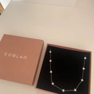 Säljer detta halsband från Edblad. Nytt och aldrig använt.