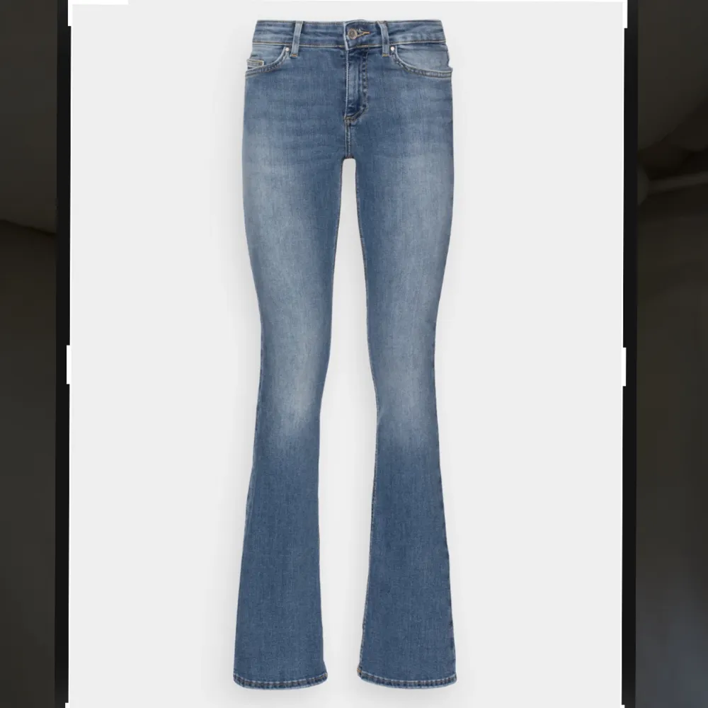 Low/mid waist boot cut jeans från only ❤️Passar de med längre ben eller om man tycker om längre jeans 🥰🥰 storlek S/36 . Jeans & Byxor.