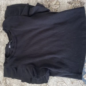 Zara topp❤️ - Säljer min gulliga zara topp, använd ensads 1-2 gånger, fint skick❤️