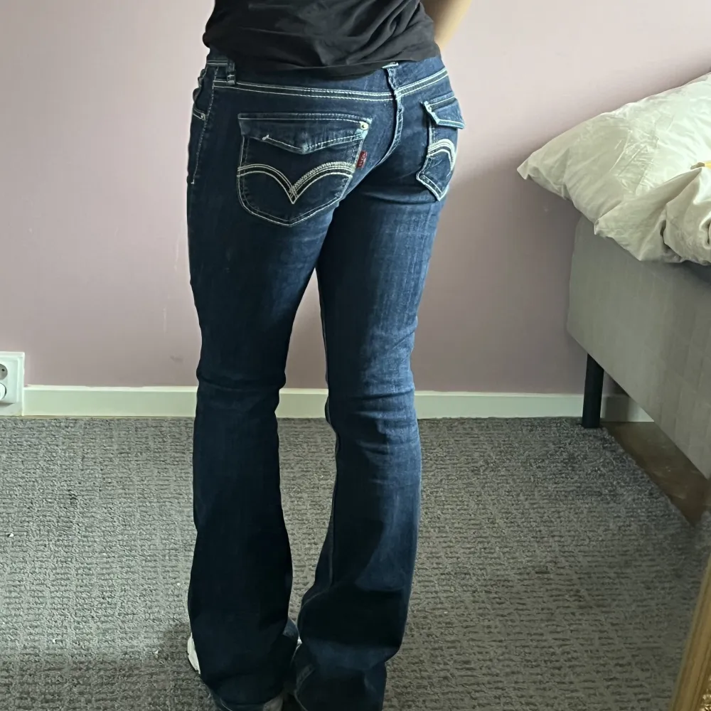 Skitsnygga bootcut & lowrise jeans som inte längre kommer till användning.  W27 L32 Jag är 160 för referens❤️. Jeans & Byxor.