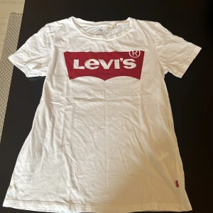 Levis t-shirt - Säljer min Levis tröja i storlek xs. Inga fläckar eller skador.