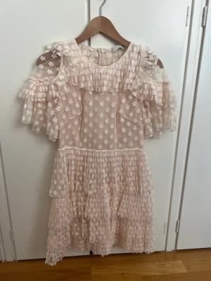 Sandro Klänning - Fantastisk SS19 Sandro klänning🫶🏻Cremefärgad så beige/vit