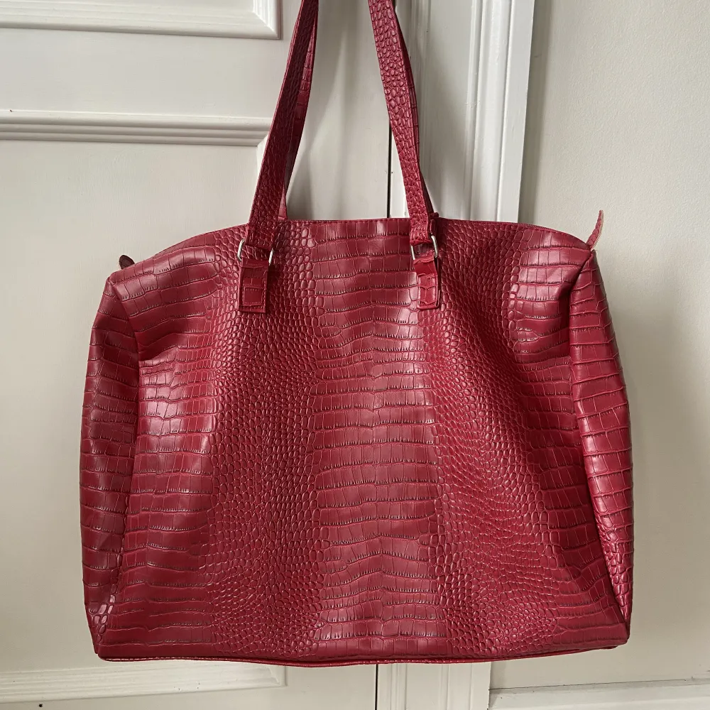 Jättesnygg röd weekendbag som är väldigt rymlig! 🦋. Väskor.