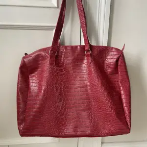 Jättesnygg röd weekendbag som är väldigt rymlig! 🦋
