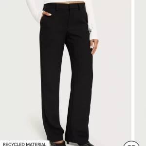 Lågmidjade kostymbyxor - Low waist kostymbyxor från Nelly Nypris 499 Strl 32 men passar mig som är en xs Köparen står för frakten