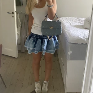 AS snygg jeans kjol!!! - Säljer denna skit snygga jeanskjolen i storlek xs! Inget känt märke då den är köpt utomlands !!❤️❤️
