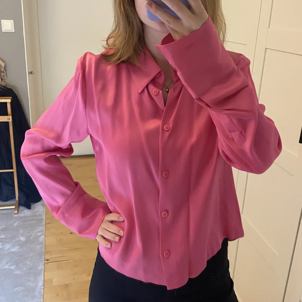 Rosa skjorta som bara kommit till användning en gång. Superhärlig rosa färg🌸🩷. Blusar.