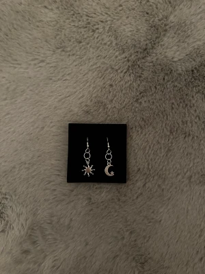 Örhängen sol och måne💓 - Egengjorda örhängen m. en sol och en måne💓