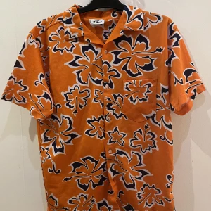 Skjorta orange  - Skjorta storlek L säljes för 200kr 